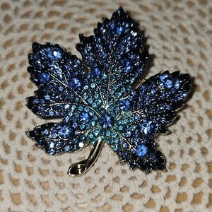 1pc Elegant Maple Leaf Brooch Pin,